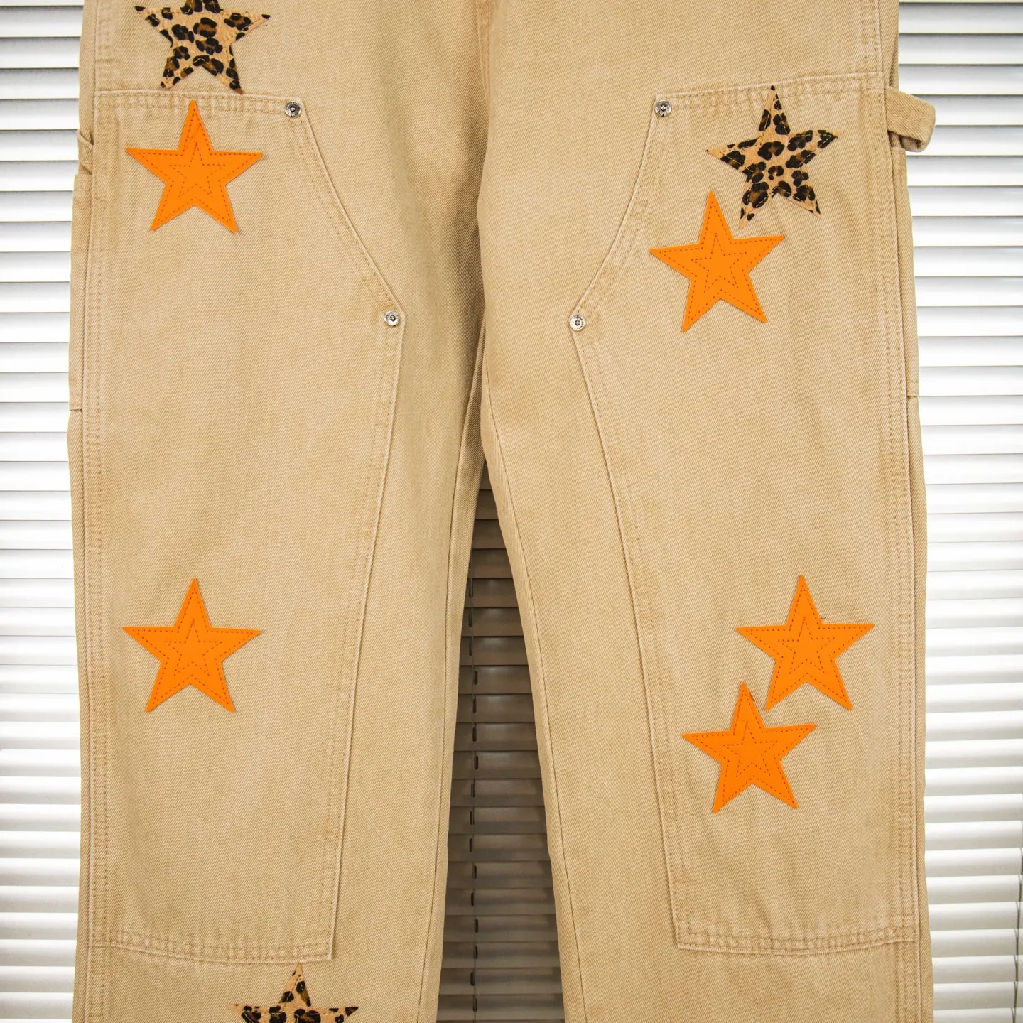 P280 Chrome Hearts khaki orange leopard print star couple jeans are a hot trend this season and are sought after by countless celebrities and fashionistas. The neat details of the cutting process add color to the playful fashion! The neat and meticulous design, and the well-fitting structure is unique. The upper body not only has outstanding recognition, but also looks younger and younger. A style with the ultimate wearing meaning and performance, gorgeous color matching, and the craftsmanship of this style is also extremely extraordinary. After the finished product is washed, it is disassembled and hand-made with sheepskin cross leather and then spliced ​​together to complete. The whole piece has too many craftsmanship to describe. It is decorated with patchwork cross flowers and high-waisted washed jeans! ! Absolutely high-end luxury product, a god-level single product, a super popular product, made with top heavy industry, a must-see magic weapon that can't be missed. Style number: 1828# Size: 30 32 34 36 Color: Khaki